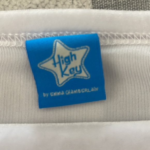 High key by Emma Chamberlain white velour tank top - Picture 3 of 4